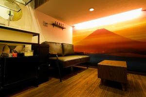 富士河口湖MoonlightVilla 河口湖大橋的一间配有沙发的房间,享有山峰的景观
