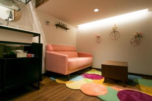 富士河口湖MoonlightVilla 河口湖大橋的客厅配有椅子和地毯