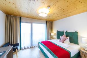 ÜbelbachGenuss-Pension Herti的一间卧室配有一张大床和绿色床头板