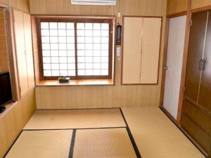 石垣岛Homa Ishigakijima no Yado - Vacation STAY 80173的一间设有大窗户的房间和一间设有房间的房间