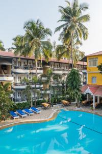 巴加Santiago Beach Resort的享有度假村的空中景致,设有游泳池和棕榈树