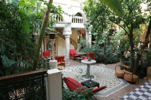 马拉喀什里亚德玛莉卡酒店的花园内带桌椅的庭院