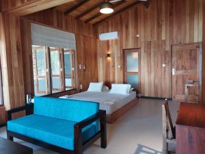 希克杜沃山波酒店和冲浪店的一间卧室设有两张床和蓝色长凳