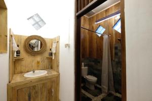 日惹Wood Stone的一间带水槽、卫生间和镜子的浴室