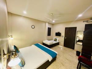 新德里爱玩夏希酒店 的配有一张床和一张书桌的酒店客房