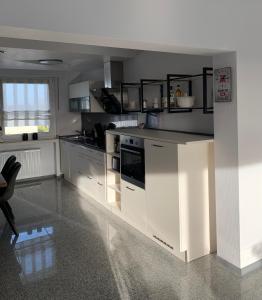 博特罗普Ruhrpott-Liebe的厨房配有白色橱柜和炉灶烤箱。