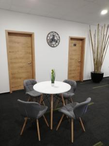 拉多夫吉卡Life Hostel Slovenia的一间会议室,配有白色的桌子和椅子
