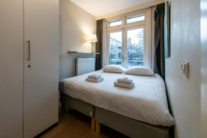 阿姆斯特丹Two-bedroom Apartment in Amsterdam West的一间卧室配有带毛巾的床