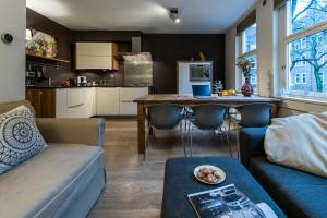 阿姆斯特丹Two-bedroom Apartment in Amsterdam West的带沙发的客厅和带桌子的厨房