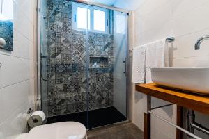 佩奥拉Monreal Boutique Townhouse - R024RM2的一间带水槽和淋浴的浴室