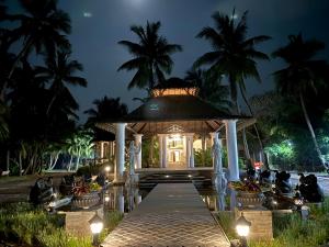 蓬蒂切里Lagoon Sarovar Premiere Resort - Pondicherry的度假村的凉亭