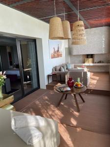 马拉喀什勒斯加丁斯德拉库图比亚酒店的客厅配有沙发和桌子