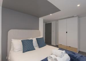 达宁顿堡Donington Cottage Apt 8的卧室配有白色的床和椅子