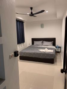 芭东海滩Beverly Hills Villa Patong的一间卧室配有一张床和吊扇