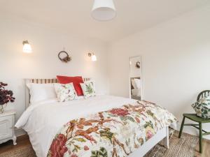 多佛尔Sleepy Hollow的一间卧室配有一张带白色墙壁和红色枕头的床。