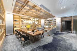 桂林桂林市政府亚朵酒店的一间带桌椅和书架的用餐室