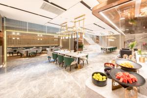 上海上海五角场大学路亚朵酒店的餐厅设有桌椅,并展示食物
