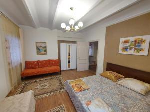 喀山克孜勒阿美斯卡亚旅馆的一间带两张床和一张沙发的客厅