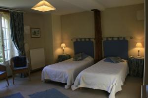 蒙特雷索红磨坊德蒙特莎酒店的一间卧室设有两张床、一把椅子和一个窗户。