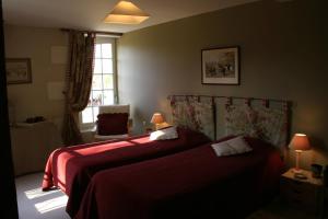 蒙特雷索红磨坊德蒙特莎酒店的一间卧室设有两张床、一把椅子和一个窗户。
