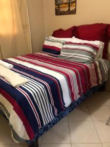 NewlandsStonebass Lodge的床上有条纹毯子