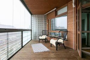 赫尔辛基2ndhomes Apartment in Kamppi Center with Sauna and Balcony的阳台配有两把椅子和一张桌子,窗户