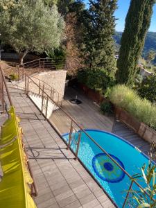 弗雷瑞斯Villa les écureuils的后院的游泳池,带滑梯