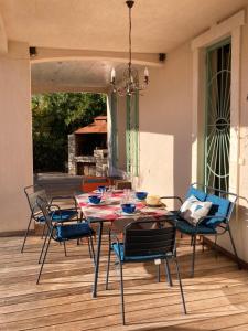 弗雷瑞斯Villa les écureuils的庭院里的餐桌和椅子