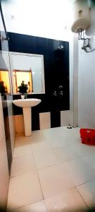 大诺伊达Bhambri Expo House的一间带水槽、桌子和镜子的浴室