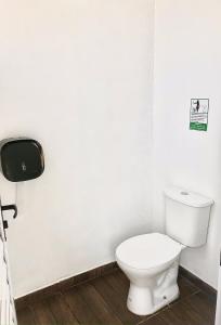 苏扎努FamilyCamp hospedagem perto do Magic City的一间带白色卫生间和纸浆饮水机的浴室