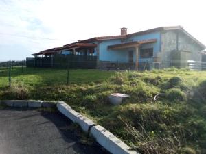 PimiangoApartamentos Rurales Miramar的前面有一片草的房屋