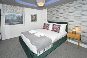 Antrobus Deluxe Apartments by YourStays客房内的一张或多张床位