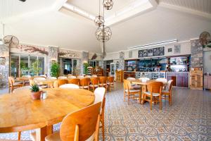 马尔马里斯Joya Del Mar Hotel的一间在房间内配有桌椅的餐厅