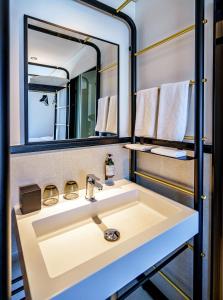 迪拜FORM Hotel Dubai, a Member of Design Hotels的一间带水槽和镜子的浴室