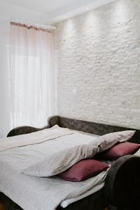 迪瓦伊巴雷TRI BORA DIVČIGORA的卧室内的一张带枕头的床