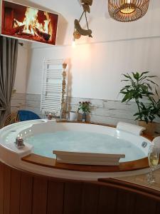 凯恩Le Maréchal Duplex - Appartement avec Jacuzzi - CAEN hyper Centre的带壁炉的客房内设有浴缸。