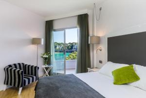 卡拉加尔达纳ARTIEM Audax - Adults Only的酒店的客房 - 带一张床、椅子和窗户