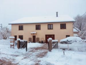 SafflozLes 3Crokignols, maison d’hôte familiale.的前面的雪覆盖的房子