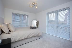 赫尔Luxury Duplex 2-Bed Apartment Fruit Market Marina的白色卧室设有大窗户和一张大床