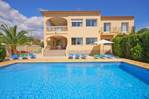 卡尔佩Villa Senieta - PlusHolidays的别墅前设有游泳池
