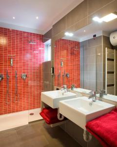 安达洛钻石公寓的一间带两个盥洗盆和淋浴的浴室