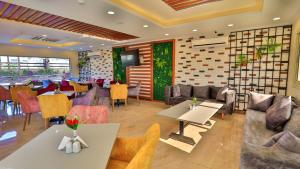 Kafr EL SheikhThe Palm Hotel的一间带桌子和沙发的餐厅以及一间用餐室