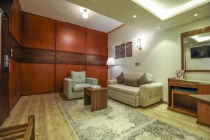 Kafr EL SheikhThe Palm Hotel的带沙发和镜子的客厅