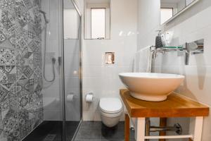 佩奥拉Monreal Boutique Townhouse - R024RM3的一间带水槽、卫生间和淋浴的浴室
