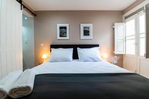 佩奥拉Monreal Boutique Townhouse - R024RM3的一间卧室配有一张大床和两个枕头