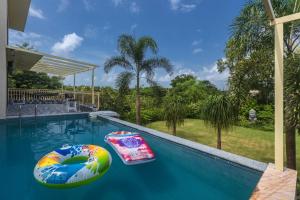 阿利鲍格SaffronStays Aura, Alibaug - luxury pool villa with a game room and spacious lawn的相册照片