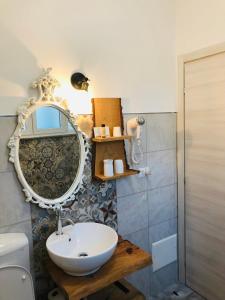 贝加莫Rial Maison的浴室设有水槽和墙上的镜子