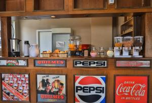 圣卡洛斯-德巴里洛切Trip Bariloche Select的餐厅的柜台有百事可乐标志