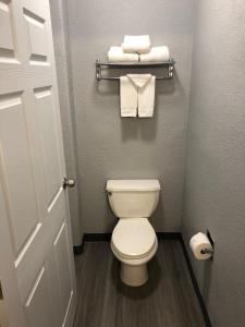 森特尼尔GreenTree Inn Denver Tech Center的一间小型浴室,配有白色卫生间和毛巾