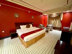 Al Mansour Grand Hotel客房内的一张或多张床位